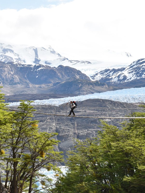 Puente glaciar colgante en trekking Patagonia austral